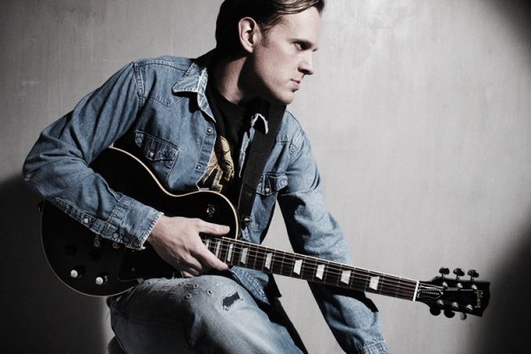 Joe Bonamassa - 01. Love Is a Gamble