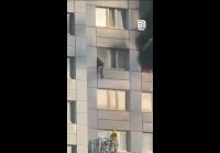 Все в огне: девушке пришлось прыгать с 11-го этажа, чтобы