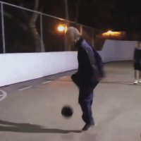 старичок обфутболил всех!
