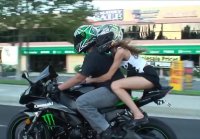 Сексуальная девушка ездит на мотоцикле Кавасаки Нинзя ZX 6 R