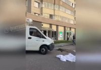 В Питере прохожая чудом увернулась от летящего окна после мо