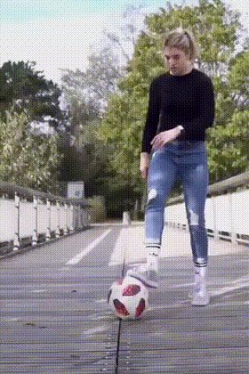С мячом