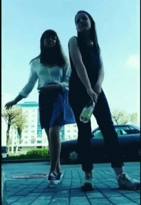 GIF- Я, танцевала... А ветер юбку задирал..