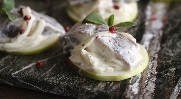 Сельдь с яблоком и сметаной
