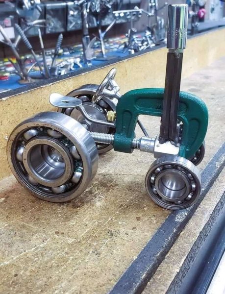 Трактор игрушка..