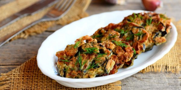 Оладьи из баклажанов с чесноком и зеленью