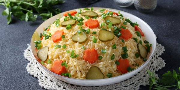 Слоёный салат с курицей и солёными огурцами