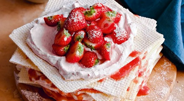 Вафельный торт с клубникой