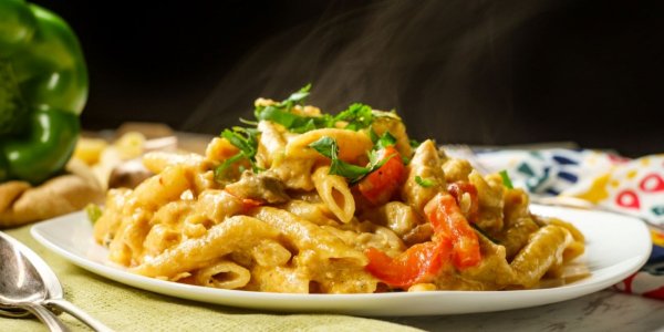 Макароны с курицей, грибами и перцем - в сырном соусе