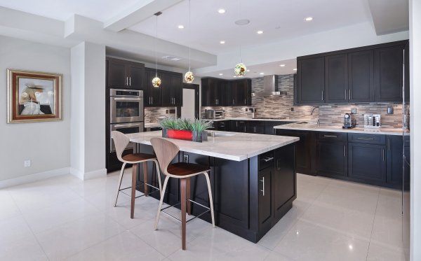 Design-kitchen-kukhnia-stol-mebel-osobniak-svetilnik-kartina