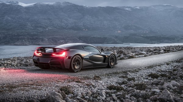 Rimac-c-two-2018-elektrokar-superkar-fary