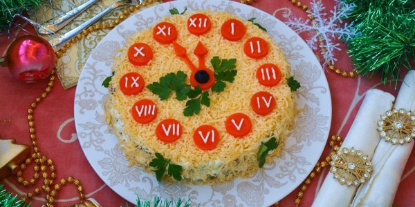 Слоёный салат с курицей Новогодние часы