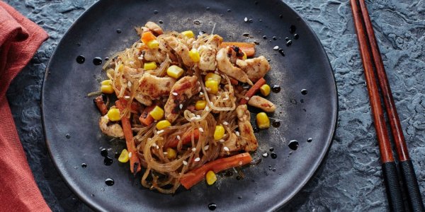 Фунчоза с курицей и кукурузой