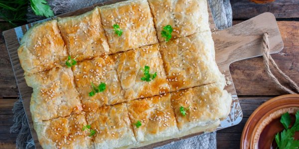 Пирог из слоёного теста с капустой и яйцами