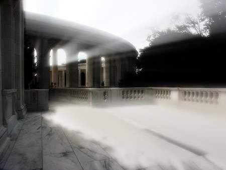 Поток лучей из здания в фотошопе