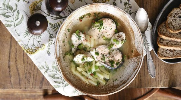 Уха с судаком и лососем