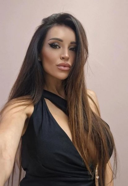 Невена Момнева