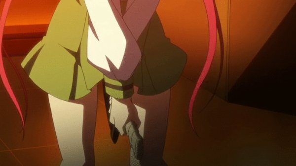 Достаёт оружие