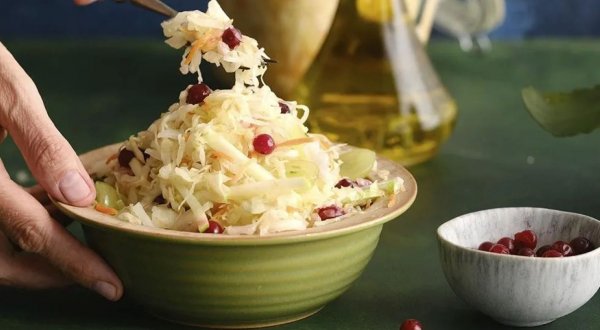 Капуста "Провансаль" с яблоком и виноградом