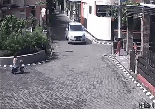 vgif-ru-Avtomobil pereekhal rebenka