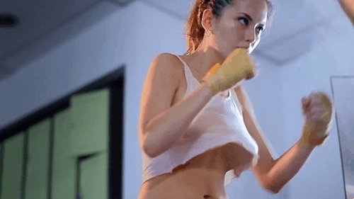 девушка работает по груше