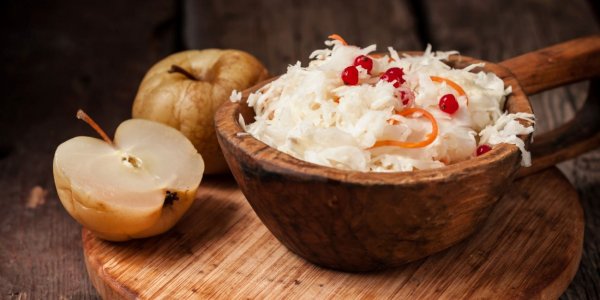 Мочёные яблоки с квашеной капустой