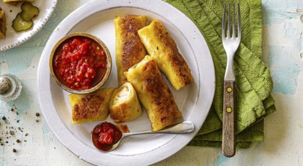 Блинчики с ветчиной и сыром с томатным соусом