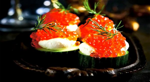 Огурцы с икрой и кремом