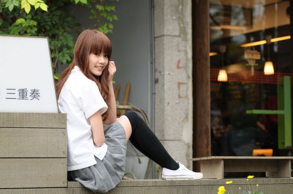 Girl-woman-lady-beauty-model-asian-skirt-knee-socks-sneakers