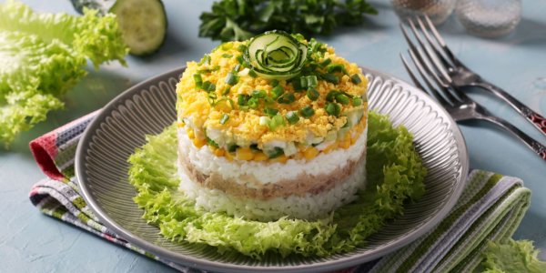 Слоёный салат с рисом и печенью трески