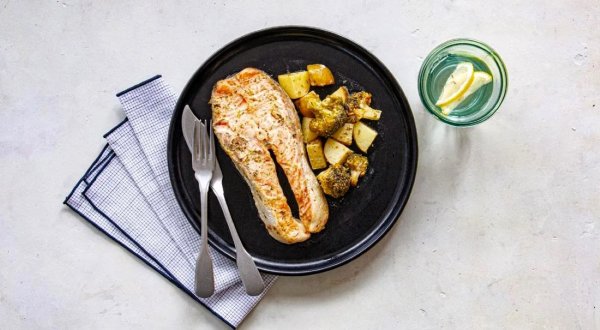 Стейки форели с картошкой и брокколи