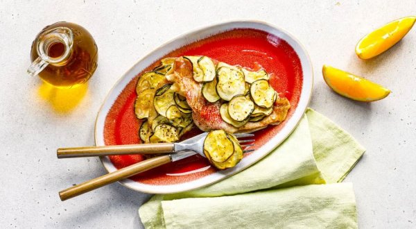 Морской окунь, запечённый с цукини в апельсиновом соусе