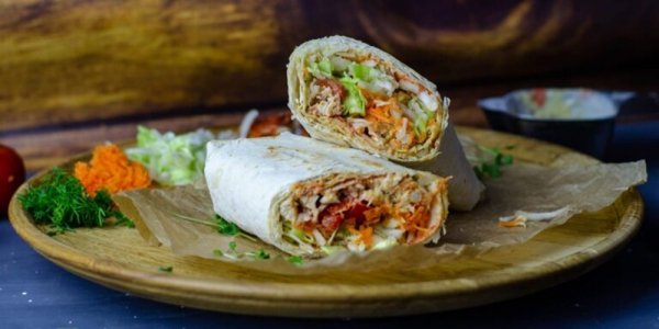 Шаурма из лаваша с копчёной курицей