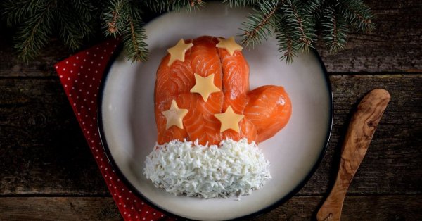 Новогодний салат Варежка Деда Мороза с красной рыбой