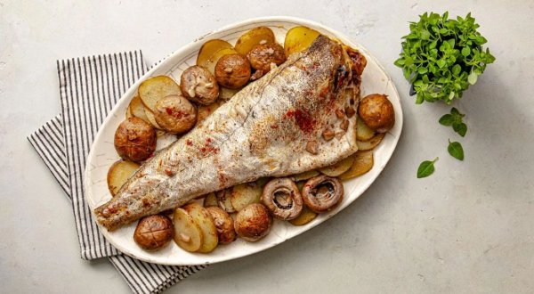 Треска с картошкой и шампиньонами, запечённая в рукаве