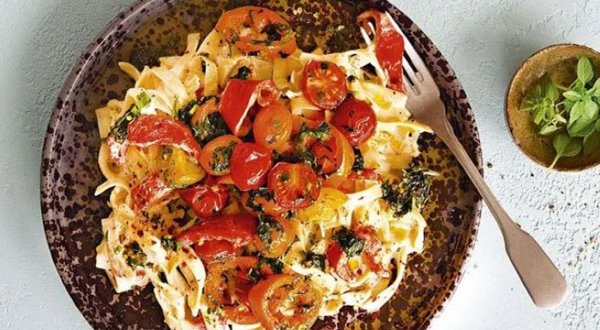 Паста со сливочным соусом и овощами