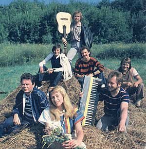 ВИА ПЛАМЯ - Листья жёлтые над город кружатся.