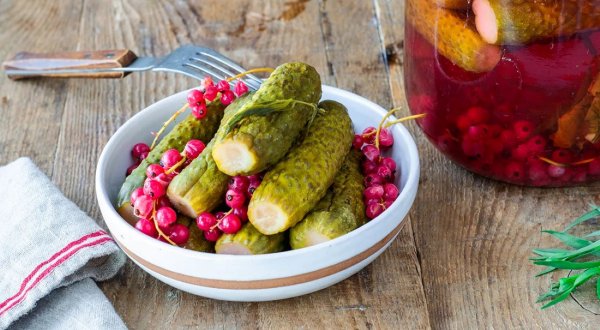 Маринованные огурцы с красной смородиной - на зиму