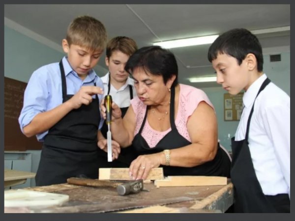 Muzhchina u sebya v dome 1980