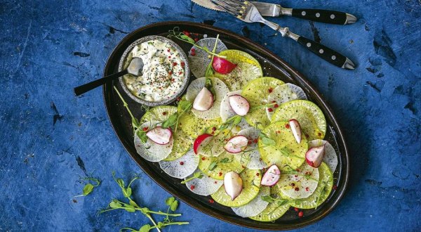 Салат из редиски, дайкона и редьки с сырным соусом