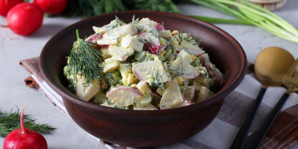 Салат с редисом, яйцами и укропом