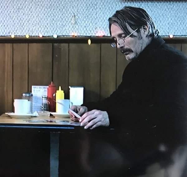 Это я в 60 лет сижу один в какой то забегаловке: