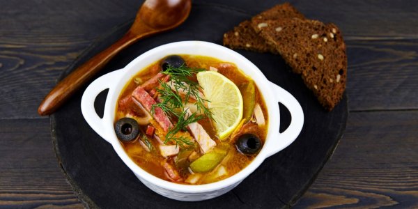 Сборная солянка с колбасой и картошкой