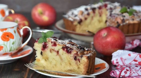 Шарлотка с яблоками и клюквой