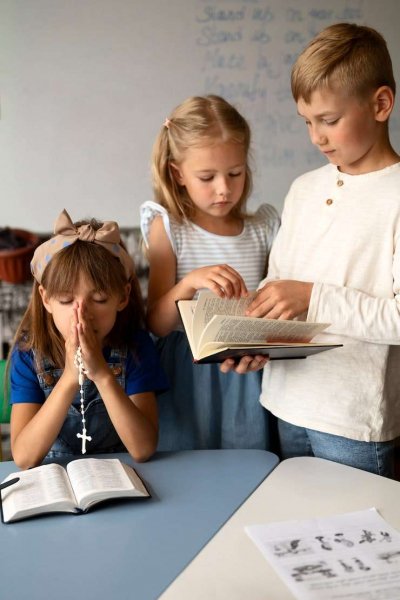 Дети читают Библию