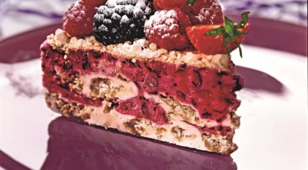 Ягодный семифредо с шоколадным соусом