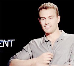 Тео Джеймс (2)