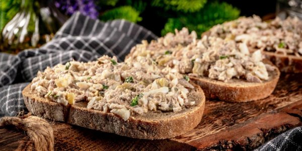 Бутерброды - с тунцом, яйцами и маринованными огурцами