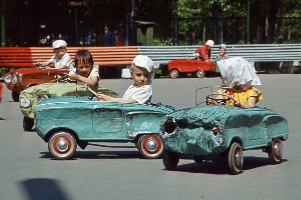 Дети на машинках