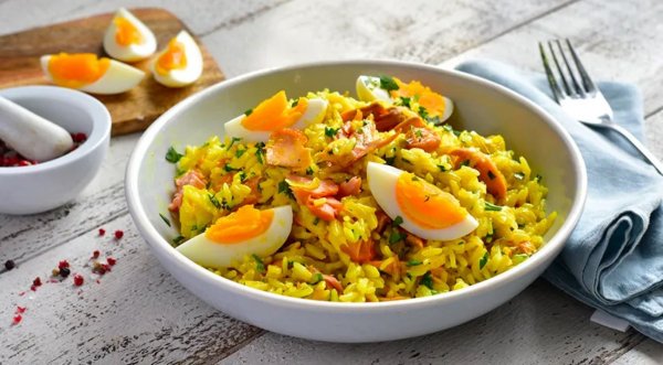 Рис с копчёной рыбой и соусом карри